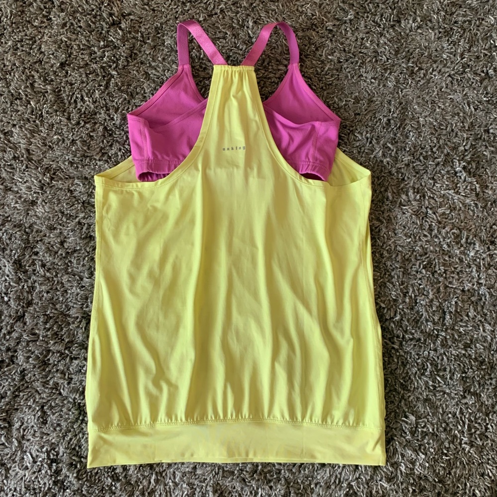 Women’s Oakley Athletic Top. Size Medium